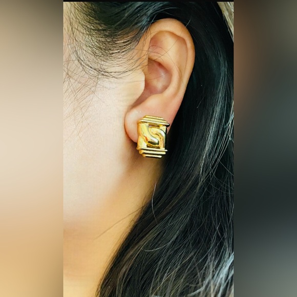 Authentic Givenchy gold tone clip earring - Picture 9 of 9